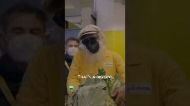Sadhguru Talks to Local Farmers at a Roman Farmers' Market