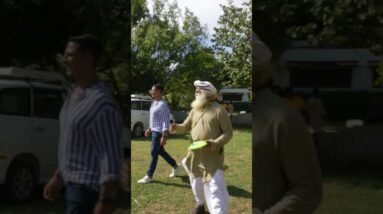 Akshay Kumar Plays Frisbee with Sadhguru at Isha Yoga Center