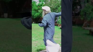 Sadhguru Plays Frisbee with Participants of INSIGHT: The DNA of Success