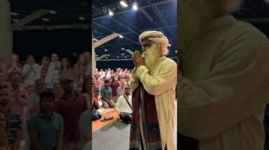 Sadhguru meets with volunteers ahead of the ‘Soak in Ecstasy of Enlightenment’ program in Sydney